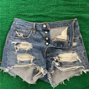 Levi 501 button fly shorts -SZ 27
Waist 14”
Inseam 2”
B2